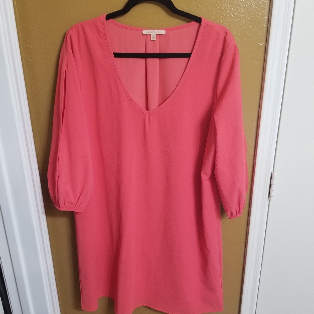 V-neck dress, 3/4 sleeve open